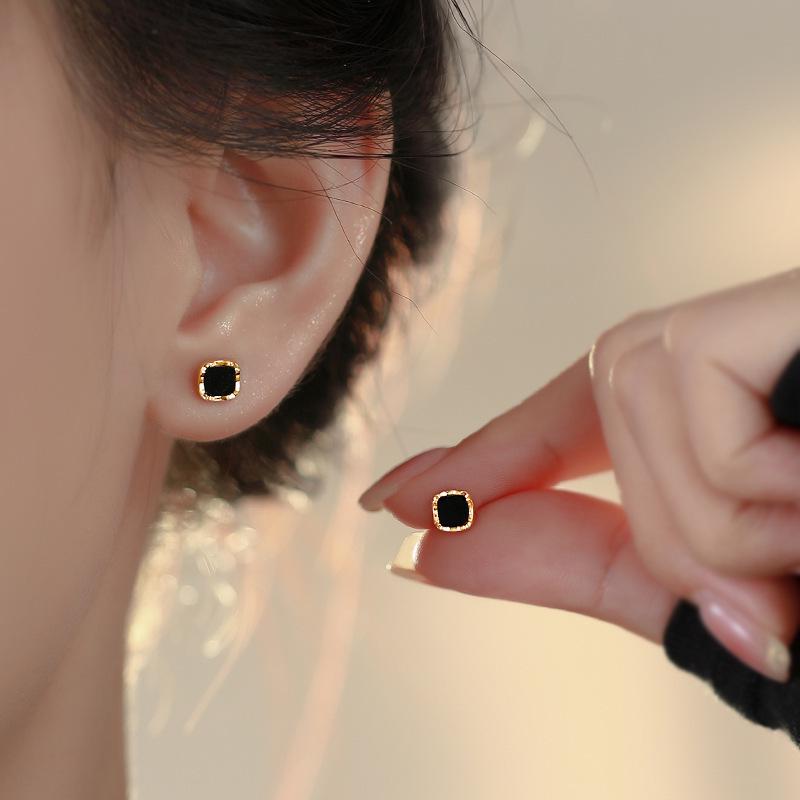Elegant Black Square Stud Earrings for Women – Minimalist Luxury Design, Versatile for Everyday Wear