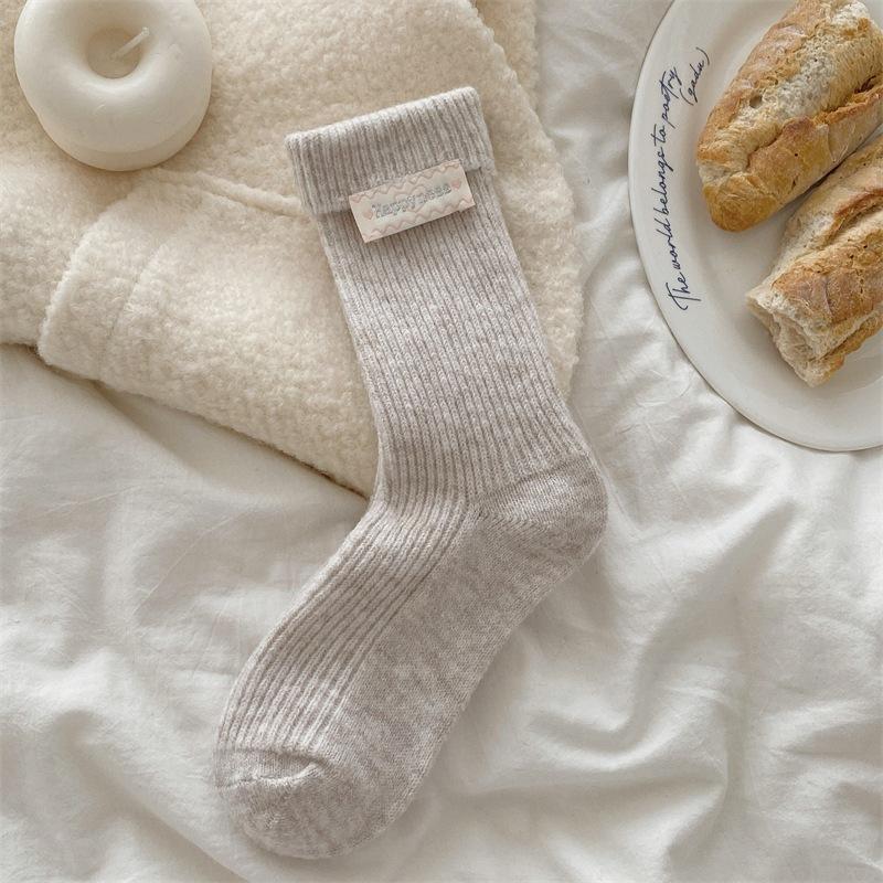 Woll-Mittelwadensocken für Herbst und Winter, sanft, leicht und warm. Fransiges Stoffetikett, Süß und Vielseitig. Fleece und verdickte Socken für Damen