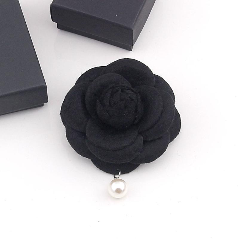 Vintage kaméliová korsážová brož Elegantní brož na kravatu s přívěskem z imitace perly Dámský oblek Košilová spona na límec Smuteční brože