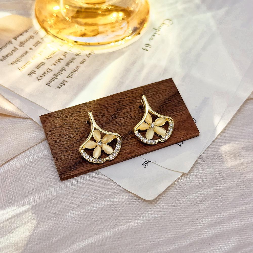 High-Grade Green Floral Pearl Earrings - Silver Needle Lily of the Valley and Tulip Design