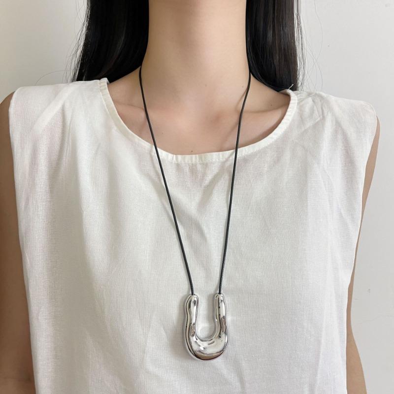 Women Ins Style Light Luxury Long Saddle Pendant Sweater Necklace