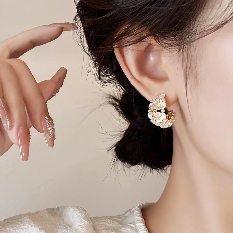 Elegant Floral Stud Earrings: Exquisite Vacation Style, Luxury Niche Design, Versatile and Fashionable.