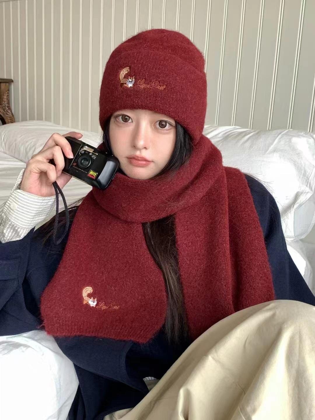 

Little squirrel embroidered scarf autumn and winter knitted scarf female warm and versatile student couple wool scarf