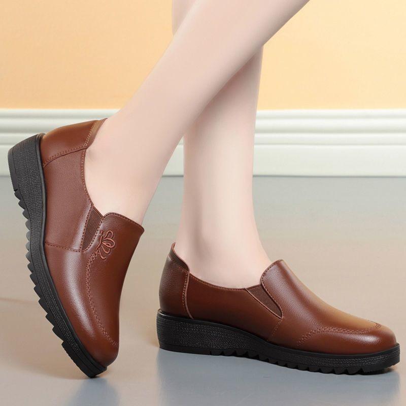 

Модная женская обувь для мамы, мягкая кожаная подошва, вышитая кожаная обувь, для женщин среднего и пожилого возраста, с глубоким вырезом, одинарная, удобная 35 коричневый