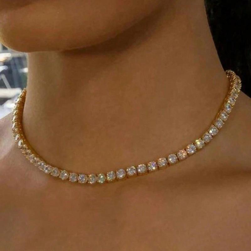 Luxury European-American Diamond Collarbone Necklace with Zircon Sparkle