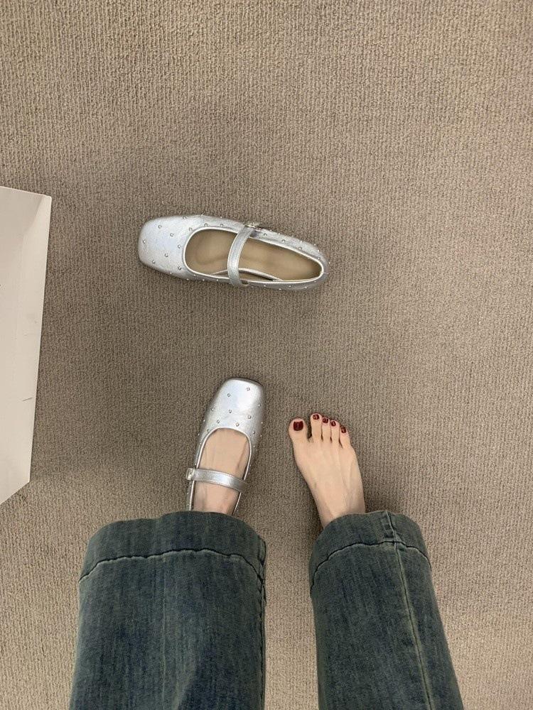 

Niche design sense one word with inner height increase rivet Mary Jane shoes women s red wedding shoes ballet square head single shoes women 35 серебряный