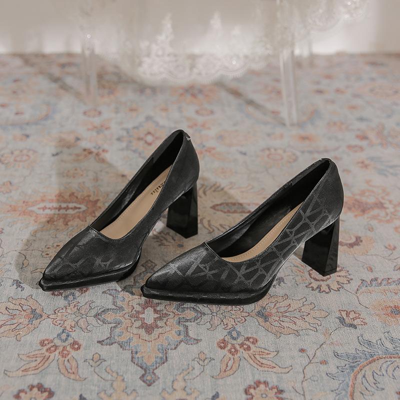 A596-2 burgundy waterproof table high heels spring and summer new French fashionable professional thick heel sexy temperament single shoes