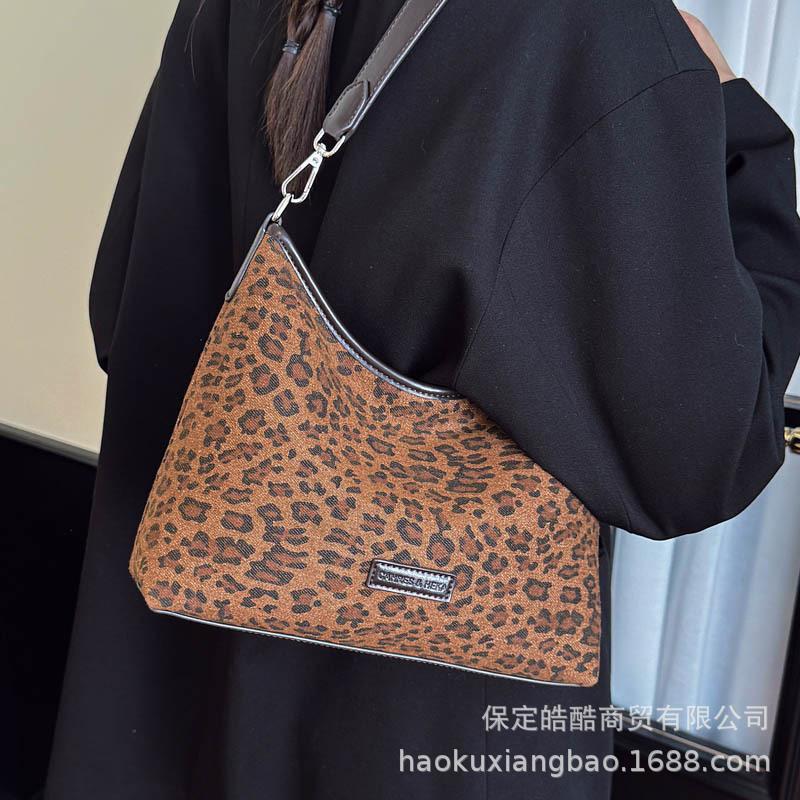 Leopard print bag women's large capacity 2025 new autumn and winter casual shoulder underarm bag versatile work commuter tote bag