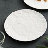 Piatto piano e piatto rotondo in ceramica sottosmalto bianco di design di alta gamma goffrato, un nuovo tipo di piatto da cucina casalinga