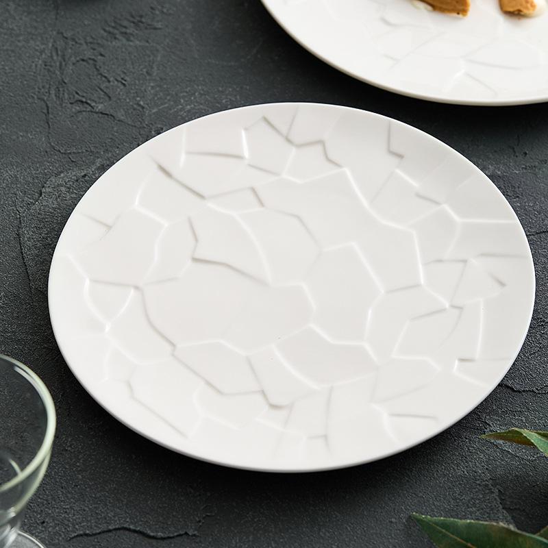 Piatto piano e piatto rotondo in ceramica sottosmalto bianco di design di alta gamma goffrato, un nuovo tipo di piatto da cucina casalinga