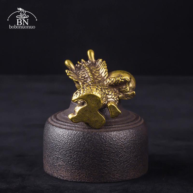 Ottone Antico Animale Zodiacale Cinese Drago Tiene Pesca Scultura Artigianato Ornamento Longevità Regalo di Compleanno Figurina Bestia Feng Shui