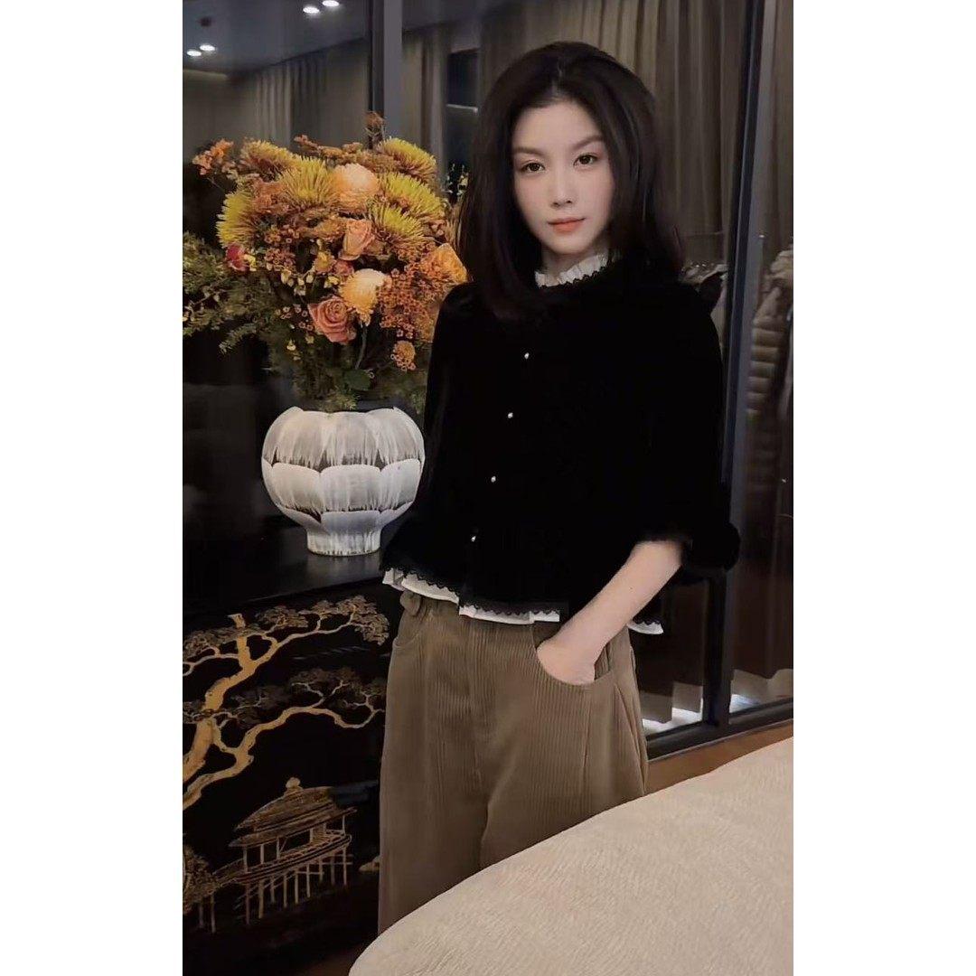 

Luxurious Winter French-Style Women s Knit Cardigan & Pants Set S [80-95 lbs]