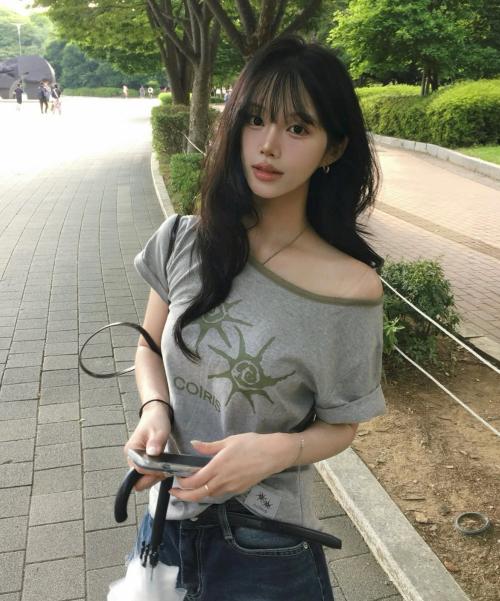 Koiliseu Soluna One-Shoulder Contrast Short Sleeve Tee (13 Colors)