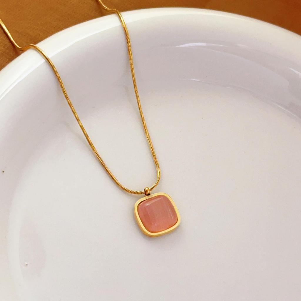 Titanium Steel Colorful Sugar Cube Necklace with Red & Green Square Pendant - Women's Non-Fading Light Luxury Retro Clavicle Chain.