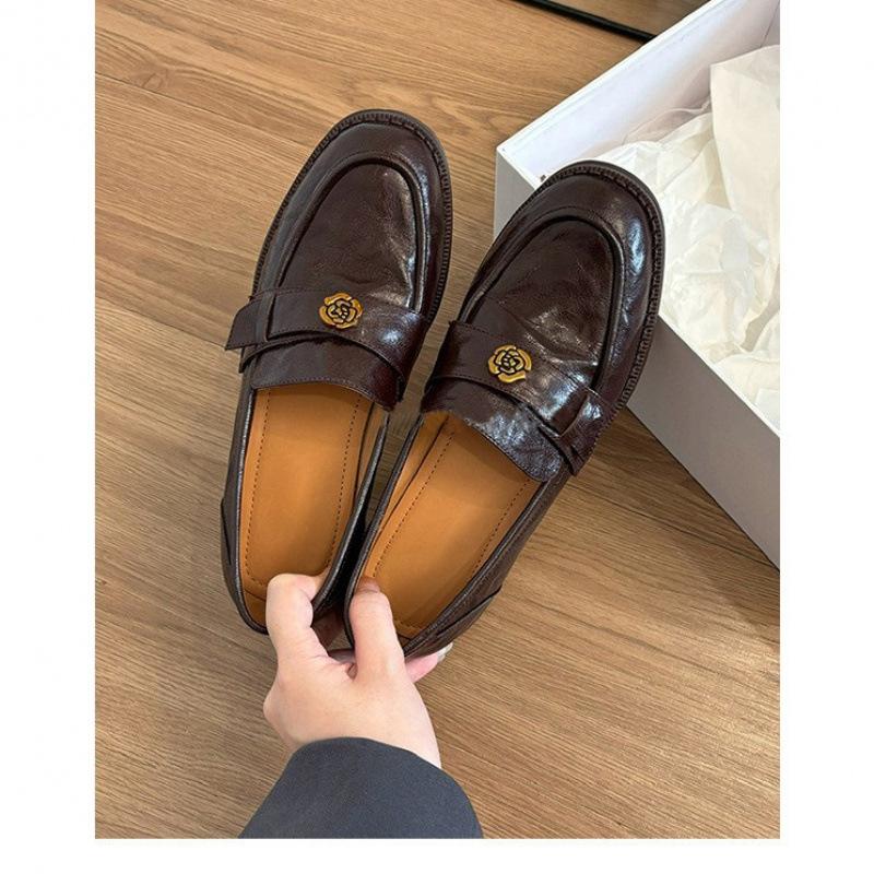 

Retro camellia thick heel soft sole versatile women s flat heel single shoes small leather shoes 40 коричневий