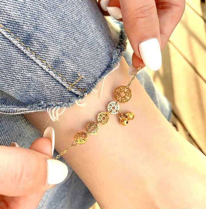 

Qian Duoduo Ожерелье с кисточкой и колокольчиком из титановой стали с 18-каратным золотым покрытием - Не тускнеющий, Высококачественный аксессуар