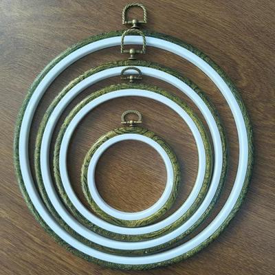 Vintage-Style Plastic Embroidery Hoop: 22cm Wood Grain Cross Stitch Ring for Wall Hanging