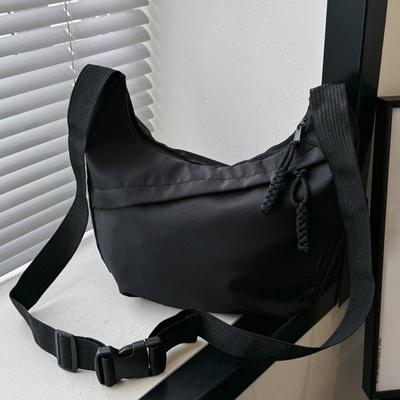 Neutrální stylová taška Tote s popruhem pro nošení fitness věcí. Nová mini kabelka ve street stylu s ramenním popruhem. Lehká váha