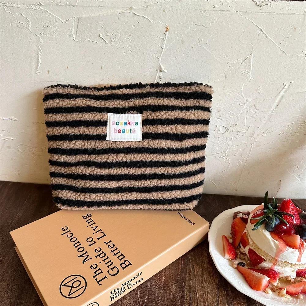 Fashion Retro Striped Clutch Bag Women Cosmetic Bag Plush Toiletry Bag Makeup Bags Makeup Pouch Case Travel Cosmetic Organizer