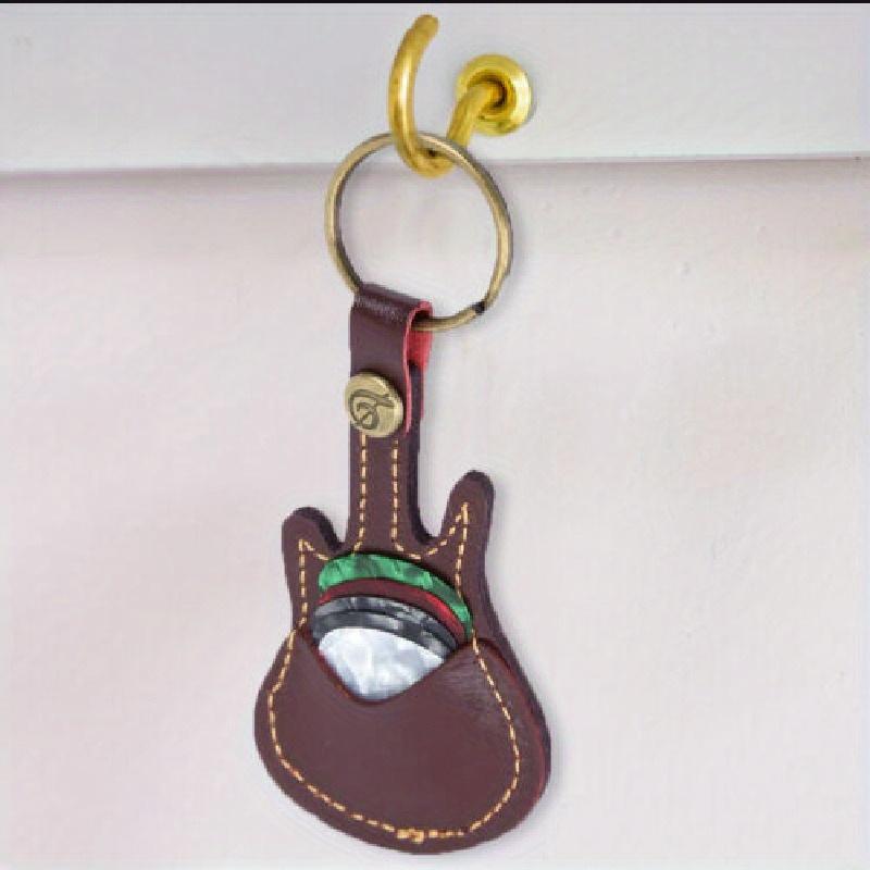 Leder Plektrumtasche Gitarrenplektrumhalter Etui Gitarrenform mit Schlüsselring 5 Stück Zelluloidplektren Saiteninstrument Zubehör