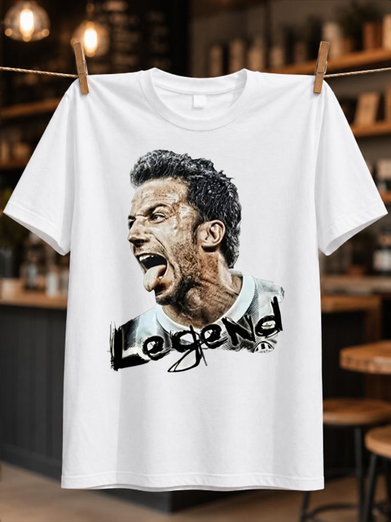 Fußballlegende Porträt Wütendes schreiendes Gesicht Kunstwerk Mit Schriftzug Und Körnigen Pinselakzenten Unisex Alle T-Shirts