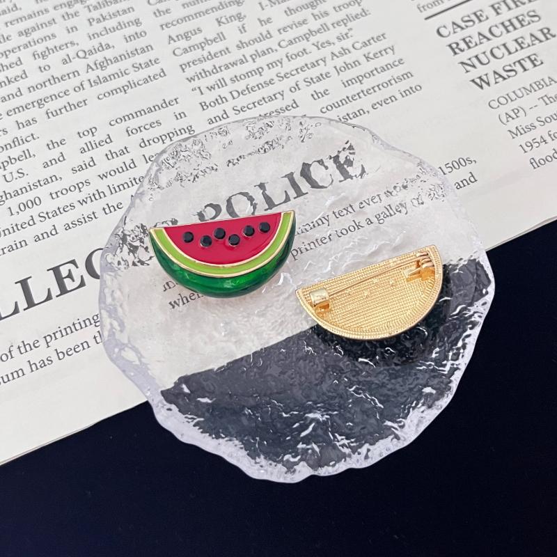 1Pcs Cute Enamel Watermelon Brooch With  Seed Details Gold Trim Perfect For Summer Outfits Daily Wear