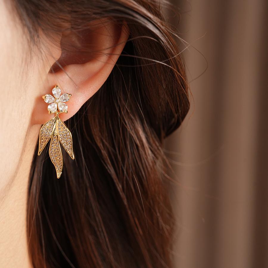 14K Gold-Plated Zircon Flower Tassel Clip-On Earrings: Elegant & Luxurious No-Piercing Jewelry