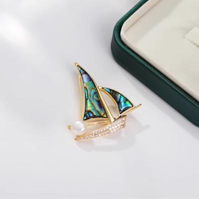 Spille a forma di barca a vela con strass squisiti per donne e uomini, eleganti spille a forma di barca a vela in lega di lusso, regali creativi e leggeri per corpetti di lusso