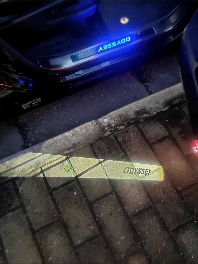 LED osvetlenie dverí pre Honda Odyssey/CR-Z/Elysion 2 ks (Crtessey) Projekcia loga Ghost Kompatibilné s Hondou (Odysea)