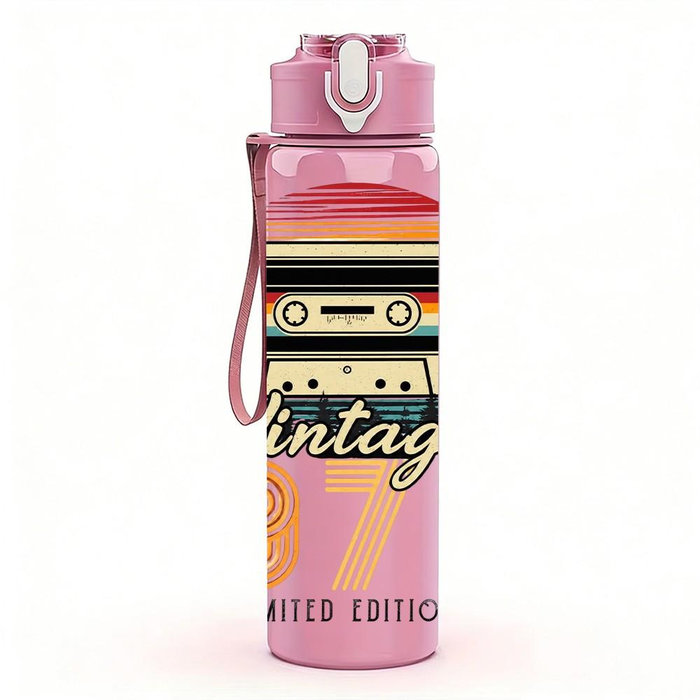 1PC Vintage 1976 Cassette Tape Print 750ml Color Plastic Sports Water Bottle Leakproof Flip Straw Lid Suitable for Sports Office Home Use