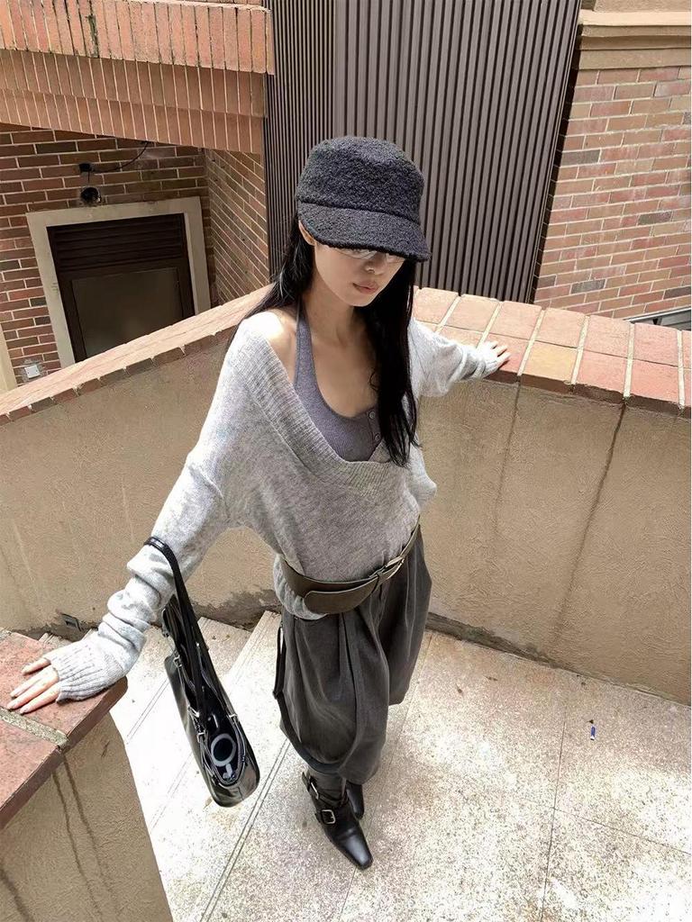 Women's Deep V-Neck Knit Halterneck Sweater - Autumn 2025 Style (ZD8143)
