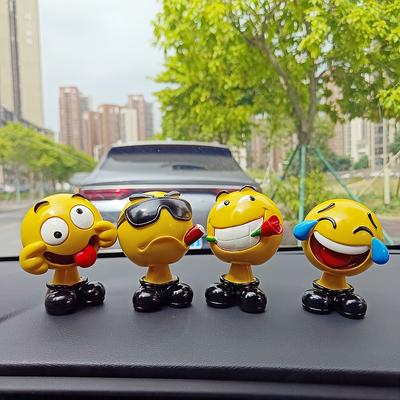 Un Ornament Creativ și Amuzant pentru Mașină, O Piesă Decorativă pentru Bordul Mașinii și Birou, Accesoriu Unic și Personalizat, Vine cu un Pad Negru.