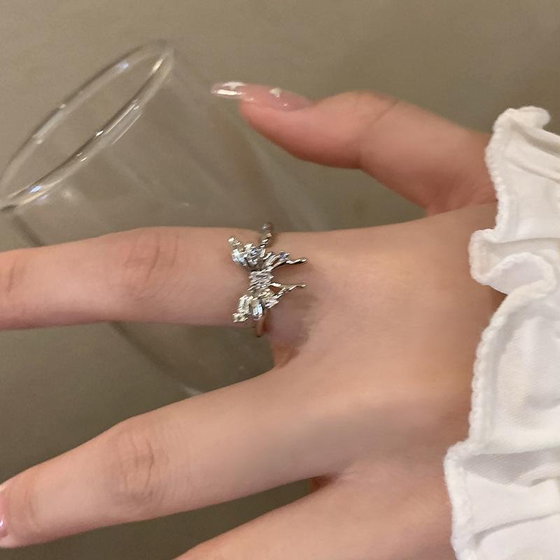 

Нерегулярное стереоскопическое кольцо с отверстиями в виде бабочки, женское нишевое дизайнерское кольцо на указательный палец с регулируемым размером, кольца для пальцев в стиле холодного ветра, ювелирные украшения для вечеринок