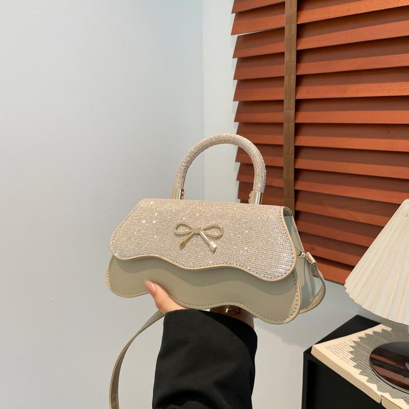 

Fashion trend casual simple texture baguette bag 2025 summer new foreign style women personality shoulder messenger bag золотой