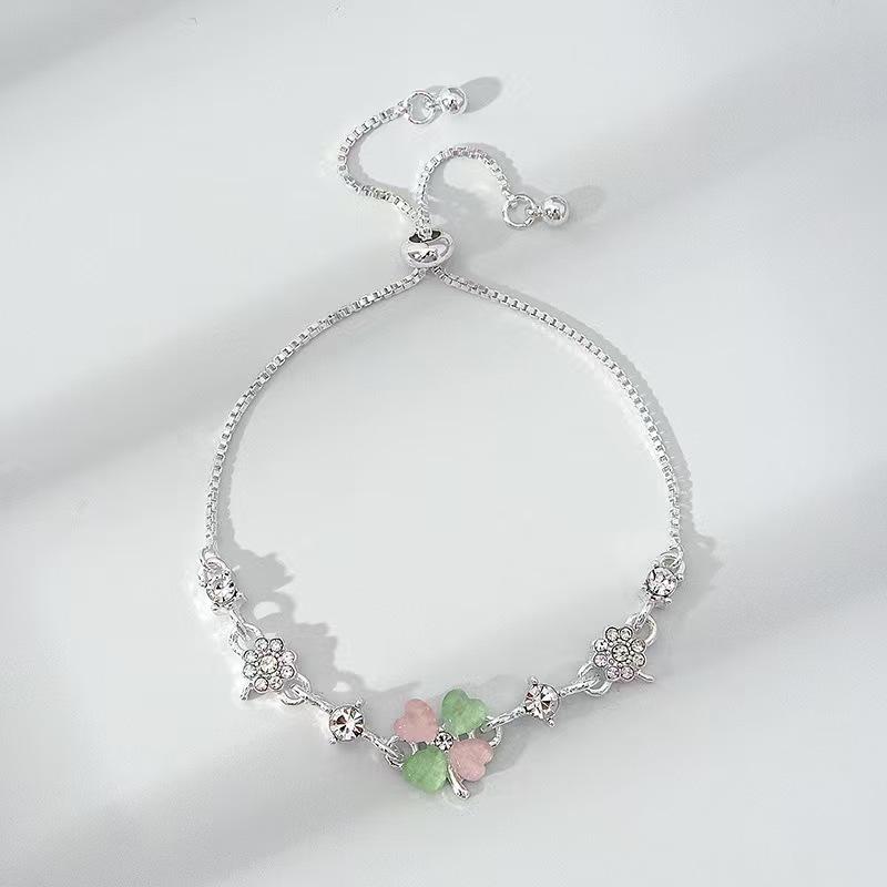 Four-leaf Clover Bracelet with Cat's Eye Stone A Luxurious and Sophisticated Jewelry Piece
