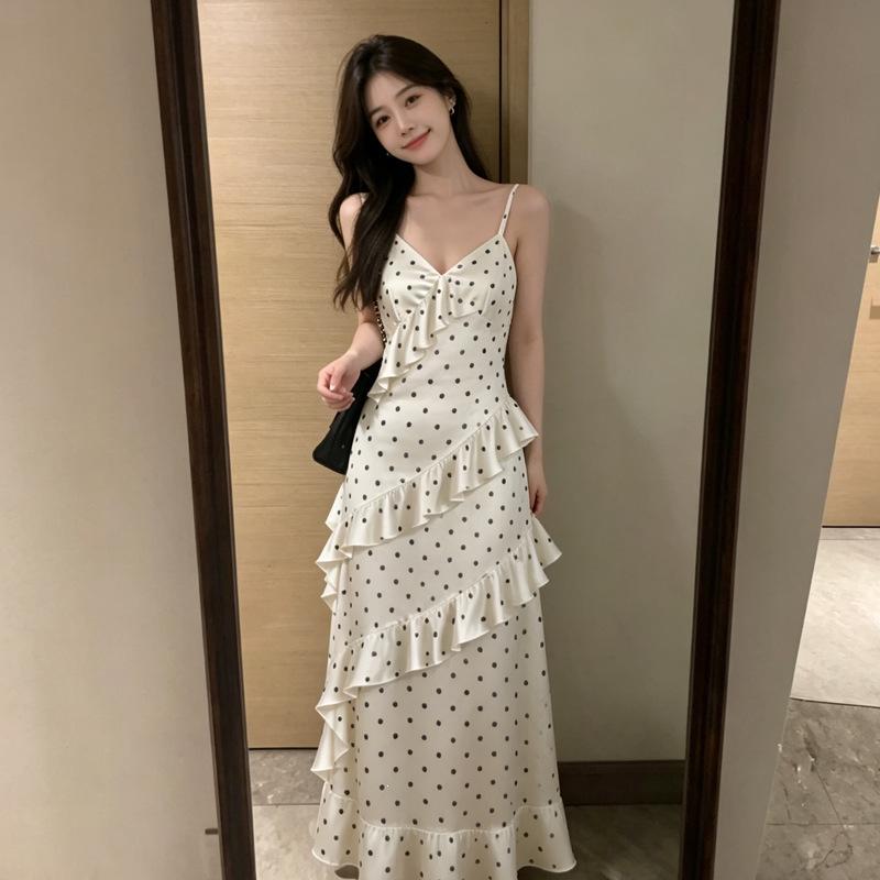 White polka dot suspender dress, a-word French long dress, seaside Dingdal skirt, beautiful and beautiful skirt summer