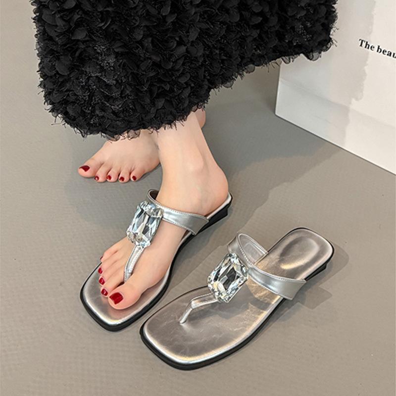 Slippers women's summer outer wear 2025 new with skirt rhinestone flip-flops seaside summer beautiful cool slippers women's sandals