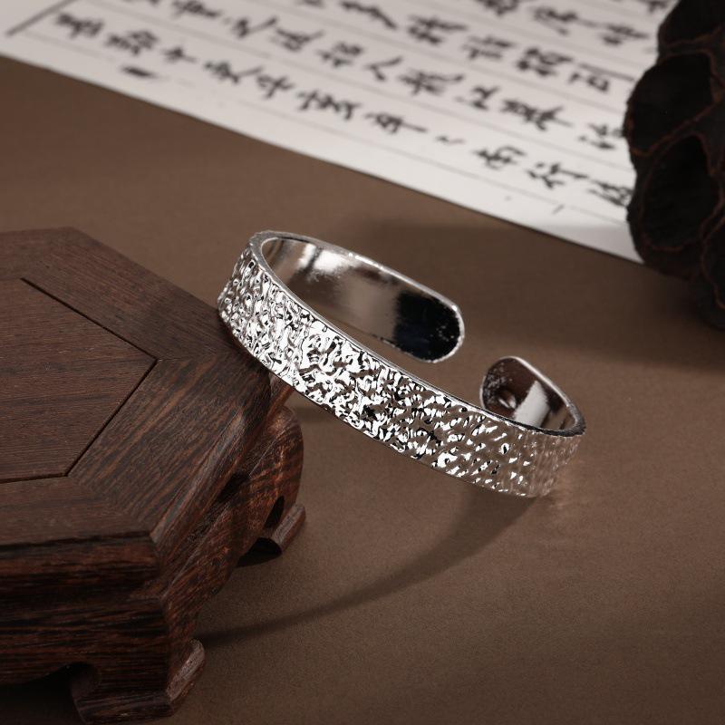 

Широкий кованый открытый браслет: Универсальный высококачественный подарок с легкими складками