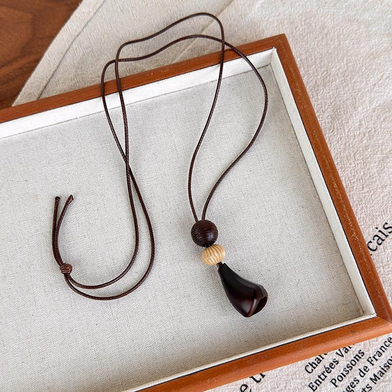 Chinese Vintage Charm: Brown Wooden Pendant Necklace for Women – High-End, Niche Clavicle Chain, Long Summer Style