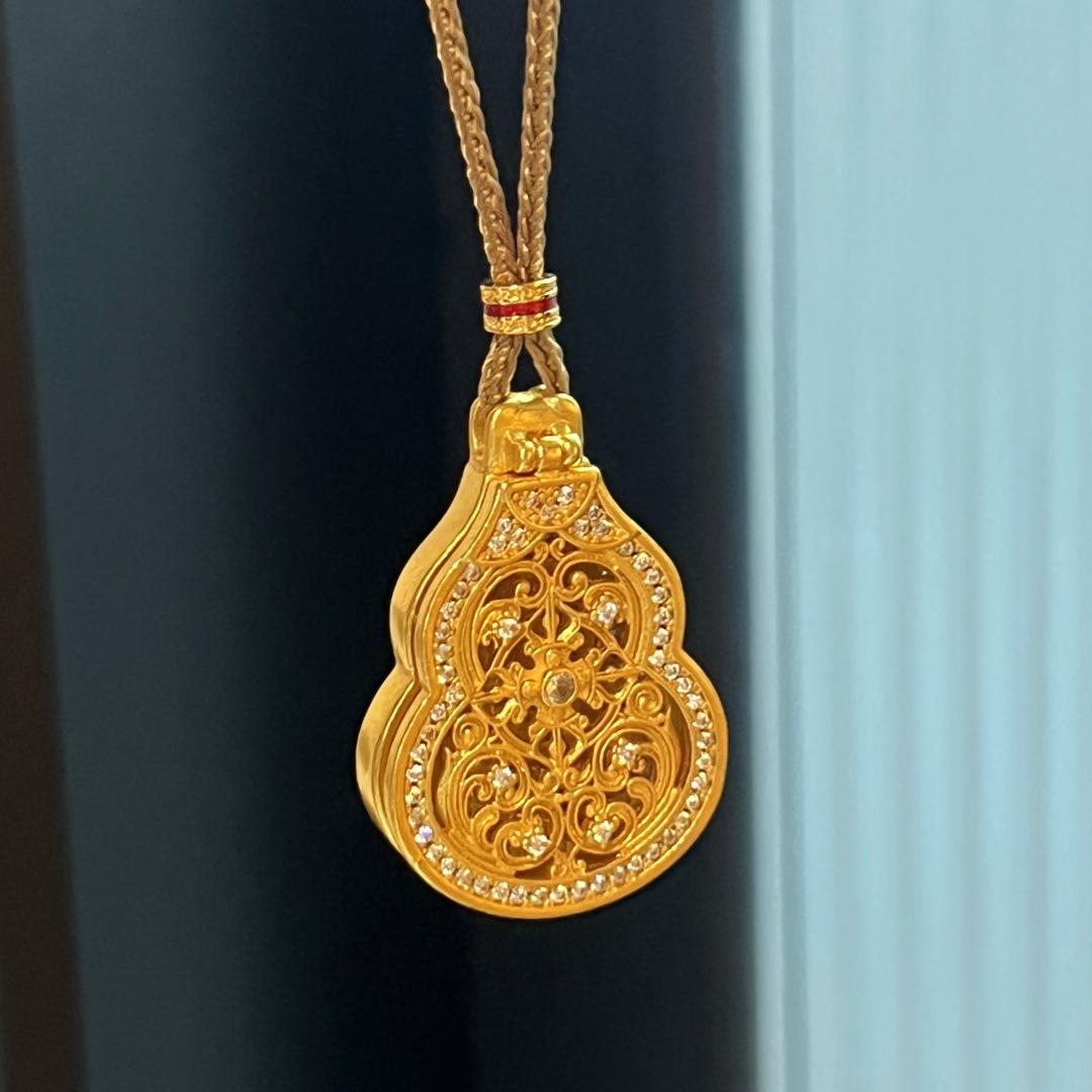 

vintager Vintage Hollow Filigree Inlaid Gemstone Gourd Pendant Necklace for Women, Openable Personal Buddha Amulet Sweater Chain Gourd necklace（A550）