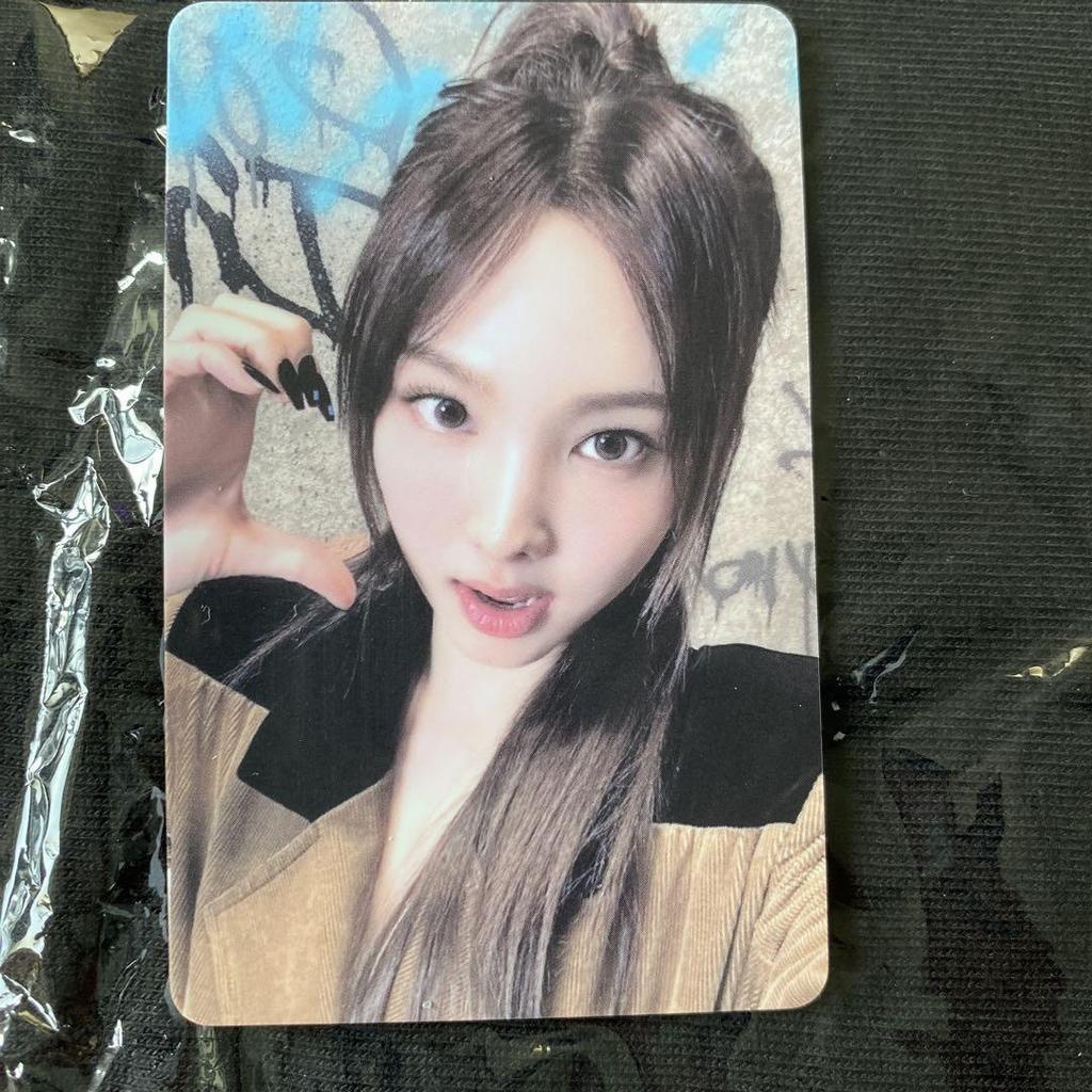 [USED] TWICE trading card ready to be