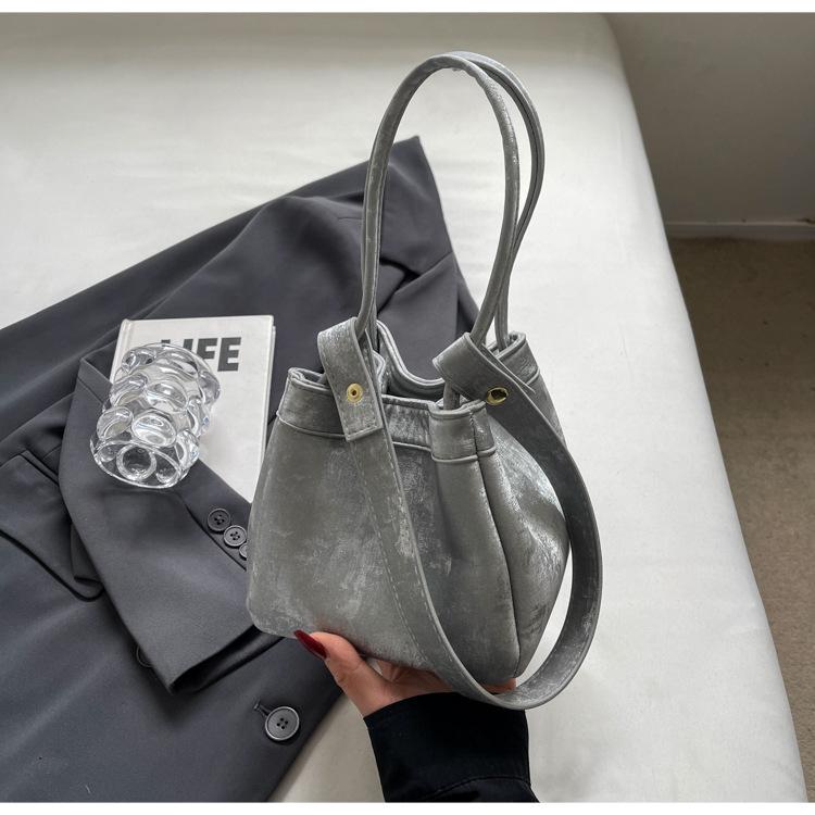 

Luxury Designer Bucket Bag Women 2025 New High Quality Silk Suede Leather Square Handbag Custom Write Letters Trend Shoulder Bag срібний