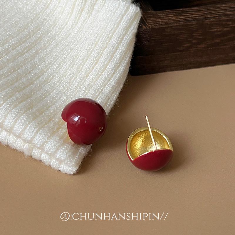Autumn and winter new red ear clips without ear holes, simple retro burgundy small ball studs, Hong Kong style earrings, temperament earrings