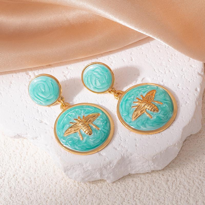 Elegantní nerezové náušnice s kapkami oleje ve tvaru včely