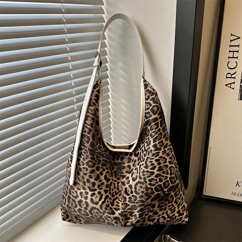 This year, leopard print large-capacity commuter tote bag big bag 2025 new trendy fashion versatile shoulder bag women's bag