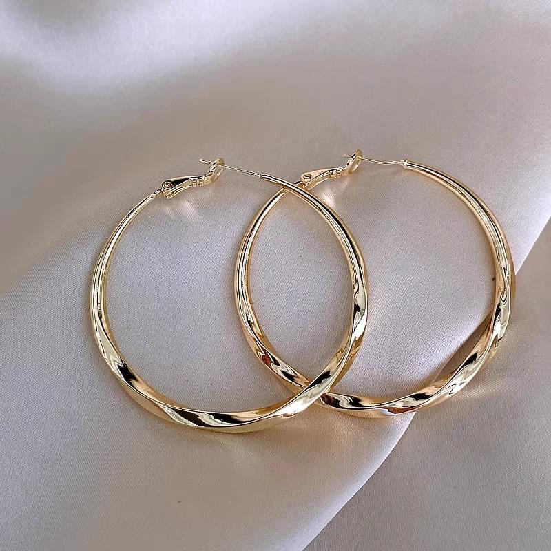 

Minimalist Exaggerated Geometry Twisted Shiny Metal Large Hoop Earrings for Women Temperament Earrings Fashion Items Zircon Diameter 5 cm золотой