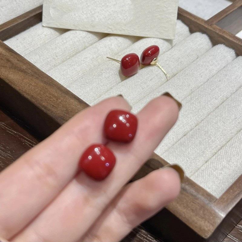 French Retro Wine Red Pearl Square Stud Earrings - Elegant Minimalist Design, Fashionable Ear Jewelry