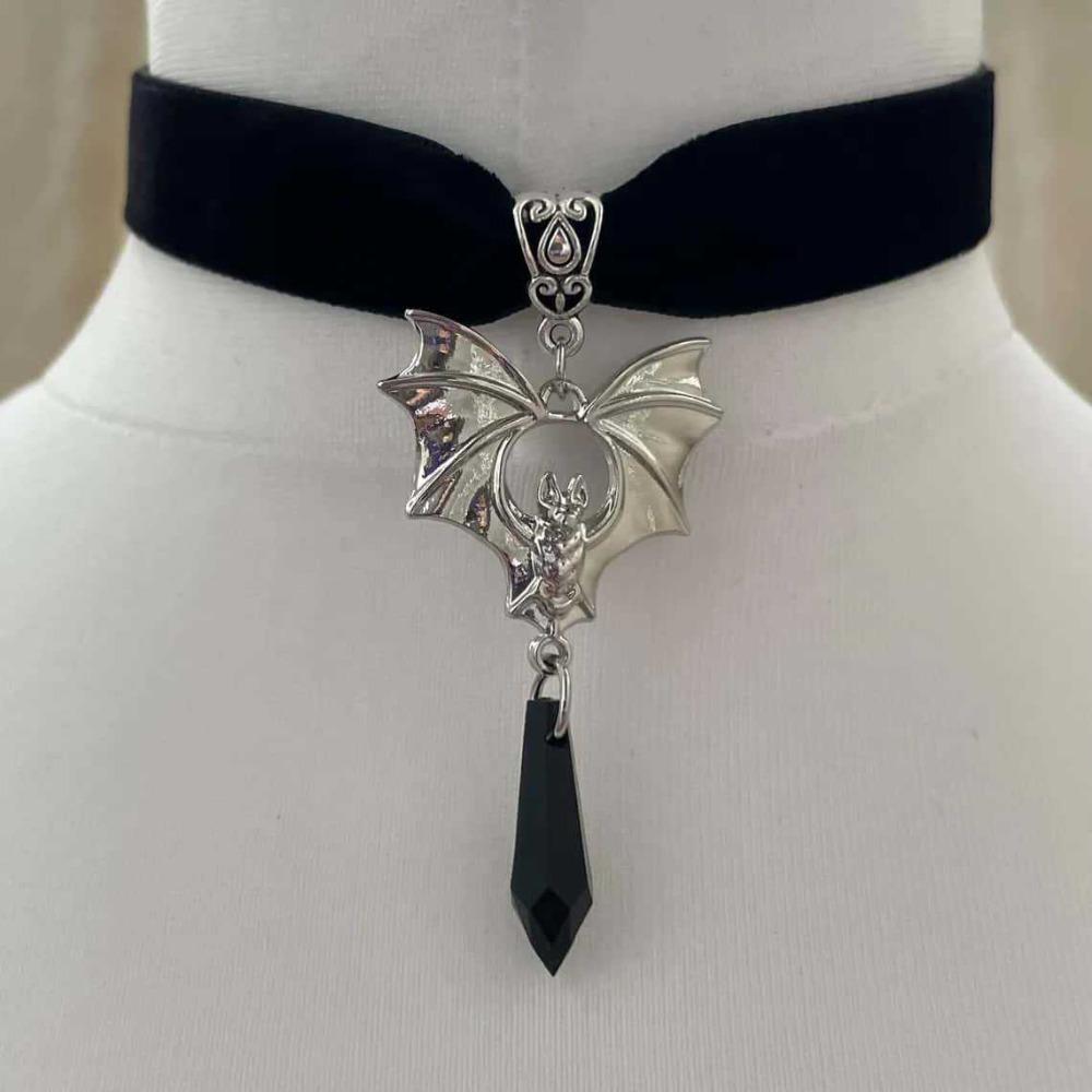 Retro Gothic Vampire Bat Black Crystal Pendant Velvet Choker Necklace for Men Women Halloween Party Cosplay Punk Jewelry Gift