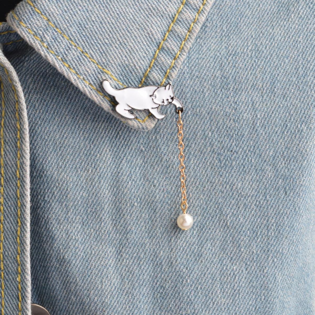 Cartoon White Enamel Cat Playing Imitation Pearl Ball Brooches Pins Cute Animal Kitten Chain Tassel Badge For Women Men Jewelry