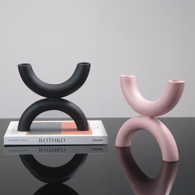 Adornos geométricos semicirculares minimalistas nórdicos modernos y sencillos con inserciones florales, decoración suave para oficina, casa de ventas y modelos.
